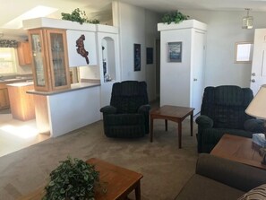 テレビ、DVD プレーヤー、書庫