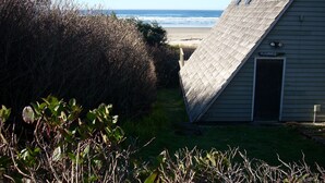 Ein Haus mit geneigtem Dach, einer Garage und Blick aufs Meer.