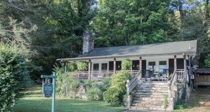 Log Cabin~Hot Tub-~Walk To Town~on Appalachian Trail~wi-fi~