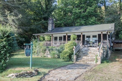Log Cabin~Hot Tub-~Walk To Town~on Appalachian Trail~wi-fi~