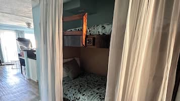 2 bedrooms, in-room safe, desk, iron/ironing board