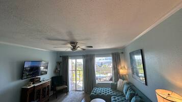 智能电视、DVD 播放器、书、电脑显示器