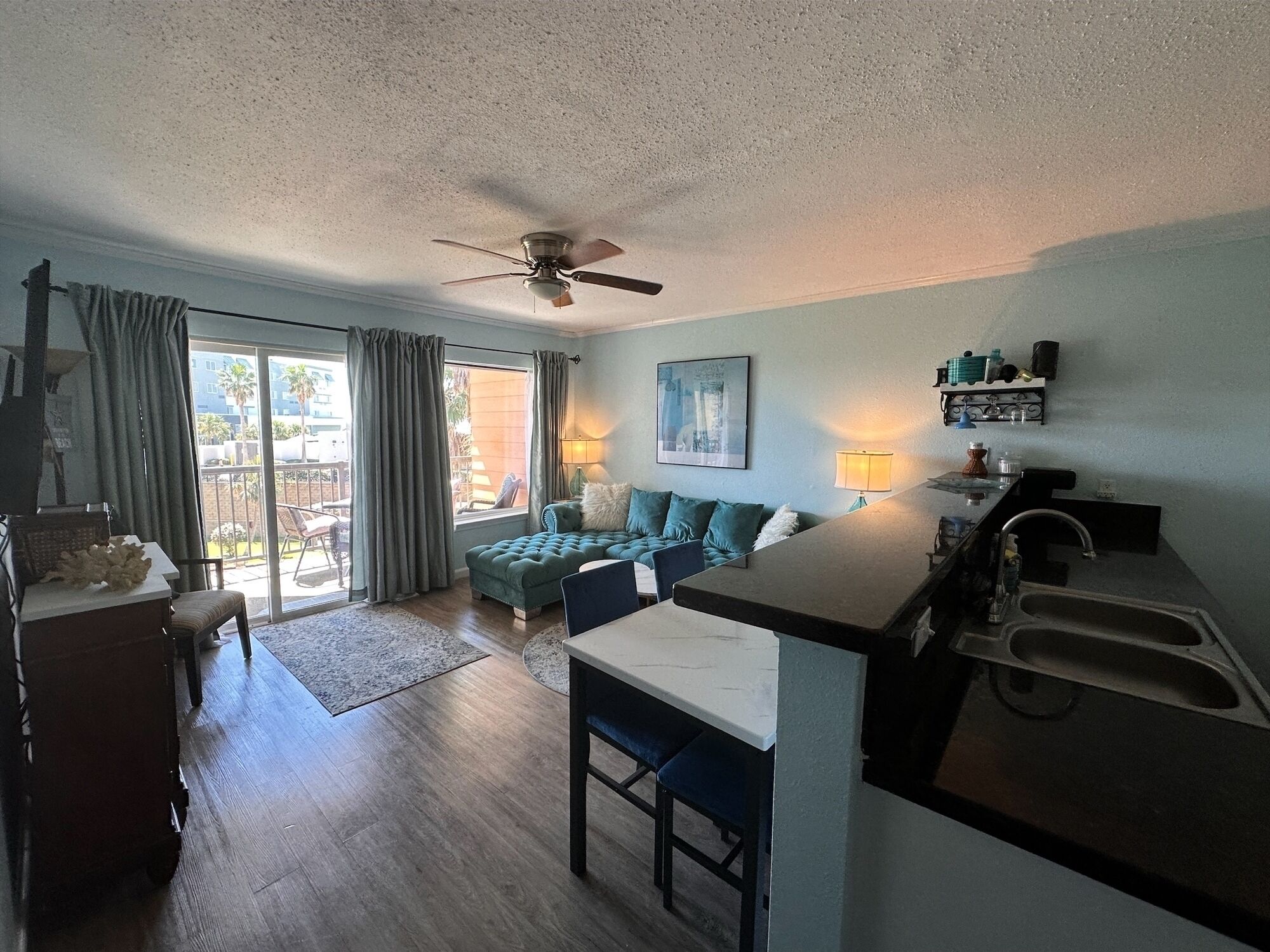 智能电视、DVD 播放器、书、电脑显示器