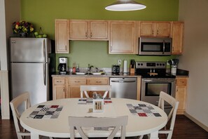 Fridge, microwave, stovetop, dishwasher - The Staterooms 2P, Newly Built, Lake View, Seasonal Heated Pool, Near State Park (Holland)