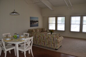 Interior - The Staterooms 2P, Newly Built, Lake View, Seasonal Heated Pool, Near State Park (Holland)