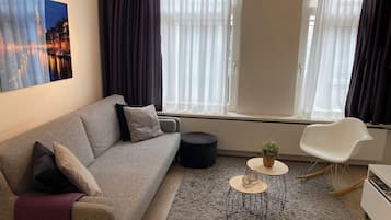 Een smart-tv, een dvd-speler en een stereo