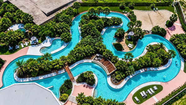 Una piscina cubierta, una piscina al aire libre