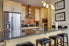 Fridge, microwave, oven, stovetop - Slopes - 2 bedroom / 2 bath plus loft - walking distance to Giant Steps Lifts (Brian Head)