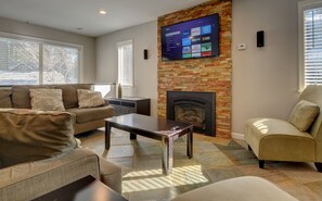 تلفزيون، مدفأة، ألعاب فيديو، كرة قدم الطاولة