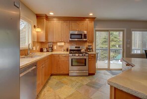 Fridge, microwave, oven, stovetop - 1 Family Paradise, Den, Playground, Space (South Lake Tahoe)