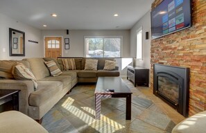 TV, fireplace, video games, table football - Family Paradise: Swings, games and space!! (South Lake Tahoe)