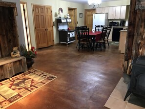 Dining - Trout Fishing Paradise, 10 acres, large yard, creek, private but close to town (Sheridan)
