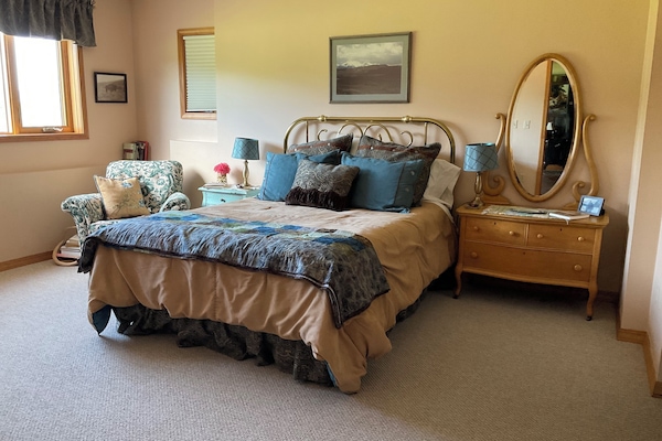 2 slaapkamers, een strijkplank/strijkijzer, reisbedje, gratis wifi