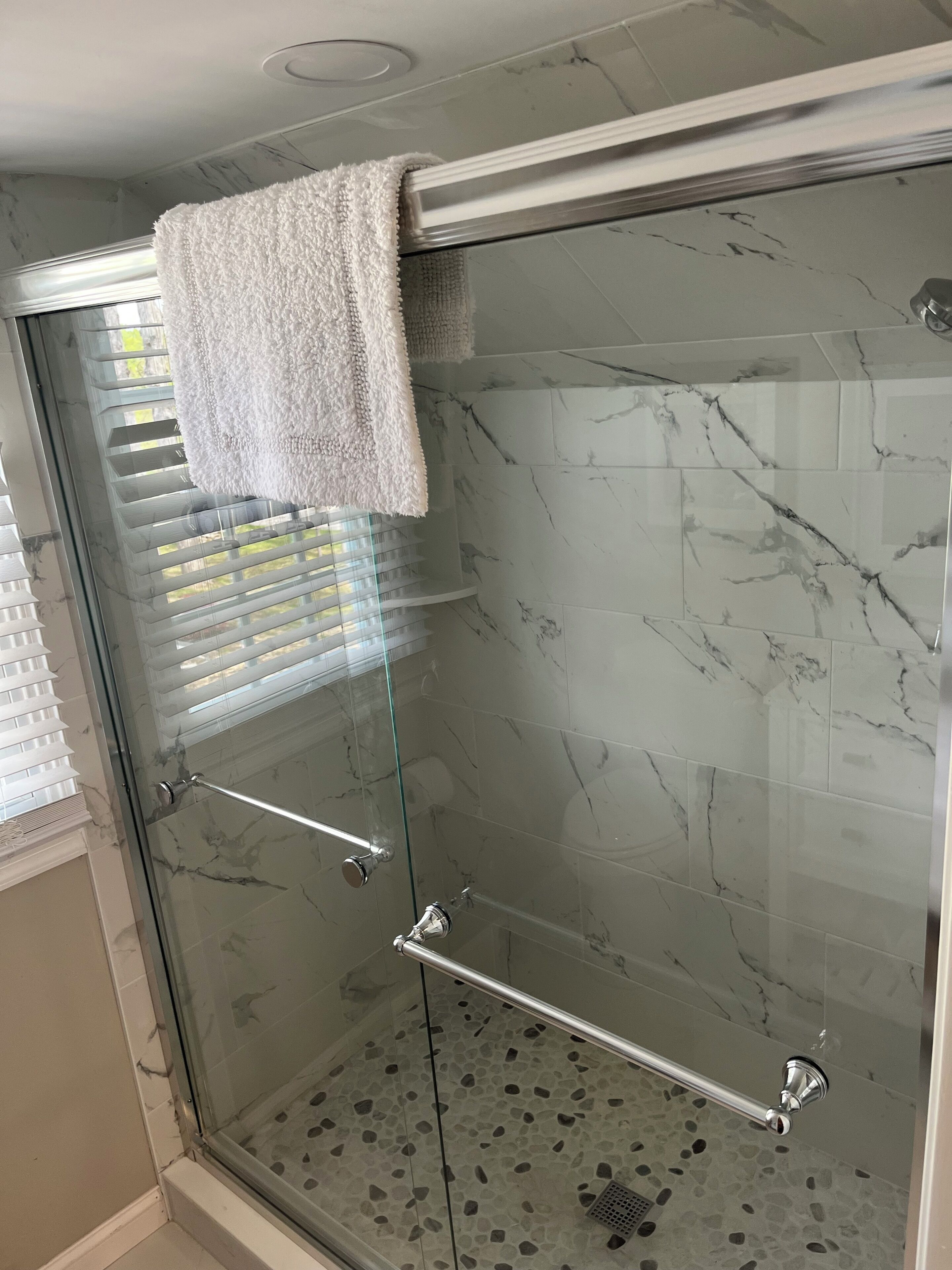 Combined shower/bathtub, hair dryer, towels, soap