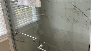 Combined shower/bathtub, hair dryer, towels, soap