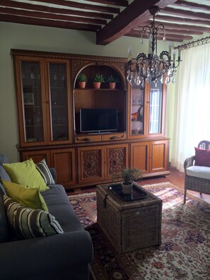 TV - Beauty And Serenity In A Premium Montalcino Location That Will Sleep 4 Adults. (Montalcino)