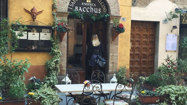 Un restaurante llamado "Isapori Di Montalcino" con terraza y fachada rústica.