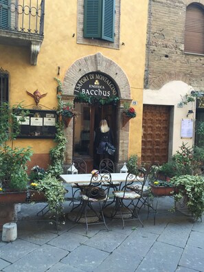 A restaurant named "Isapori Di Montalcino" with outdoor seating and a rustic facade. - Beauty And Serenity In A Premium Montalcino Location That Will Sleep 4 Adults. (Montalcino)