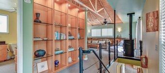 Secluded getaway, 2BR, near Fossil Rim, 1000 acres, hiking, farm animals