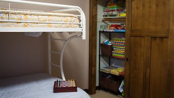 4 bedrooms, iron/ironing board, WiFi, bed sheets