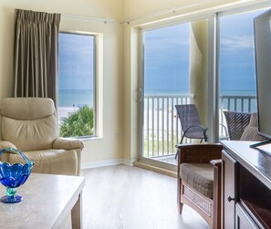 Smart TV, video games, DVD player, ping pong - Sunset Vistas Beach Front St. Pete Beach Treasure Island Clearwater Pool/parking (Treasure Island)