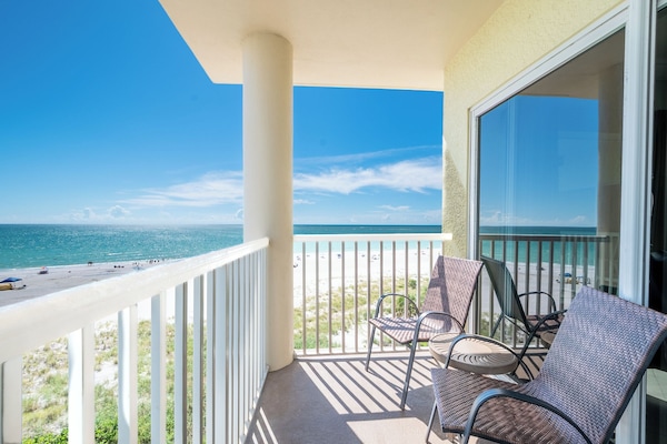 Beach/Gulf/Waterfront corner unit (307West). Private Balcony, Renovated Dec 2022