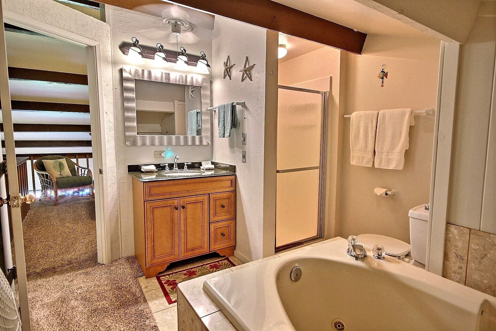 Baignoire, sèche-cheveux, serviettes fournies, savon