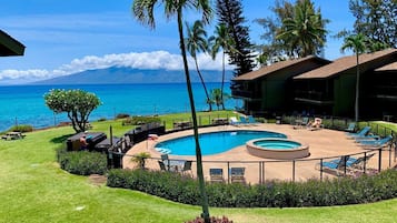 Una piscina al aire libre, una piscina climatizada