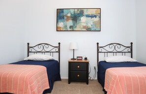 3 bedrooms, desk, iron/ironing board, free WiFi - Flagstaff family & pet friendly - 20 minutes to Adventure Park! (Bellemont)