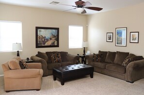 Smart TV, DVD player, books, computer monitors - Flagstaff family & pet friendly - 20 minutes to Adventure Park! (Bellemont)