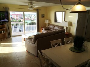 Een smart-tv, een dvd-speler en boeken