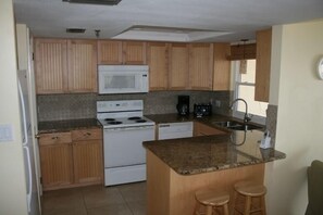 Een koelkast, een magnetron, een oven, een kookplaat