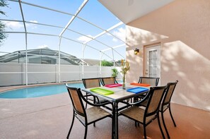Una piscina al aire libre, una piscina climatizada