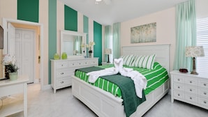 Un dormitorio con cama, cómoda y mesita de noche.