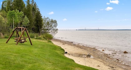 Cozy Beachfront Cottage für zwei in der Nähe von Mackinaw City!
