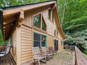 Terrace/patio - Top of the Line Asheville Mountain Cabin (Leicester)