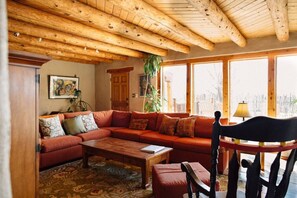 Smart TV, fireplace - Blue Bird Farm Taos - Hotub/AC - Long/Short term (El Prado)