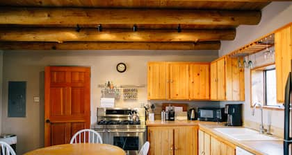 Blue Bird Farm - Spacious Stylish 5 bed/3 bath Taos Farmhouse with AC