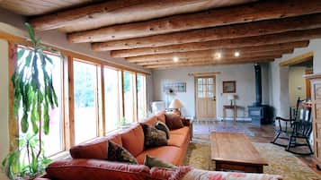 Smart TV, DVD player, books, stereo