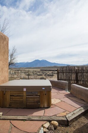 Terrace/patio - Blue Bird Farm Taos - Hotub/AC - Long/Short term (El Prado)