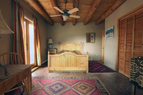 Blue Bird Farm Taos - Hotub/AC - Long/Short term