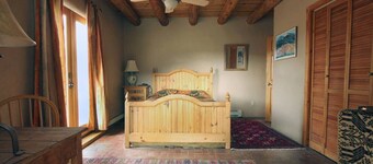 Blue Bird Farm Taos - Hotub/AC - Long/Short term