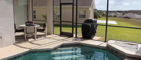 Utomhuspool och uppvärmd pool