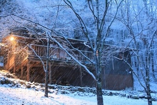 Secluded Mountain Cabin, Lakefront, Hiking, Fishing, Relaxing