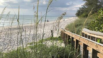 Beach nearby, sun-loungers, beach towels