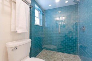 Bañera con ducha, secador de pelo, toallas, jabón