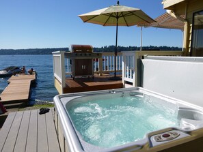 Outdoor spa tub - Tranquil Lake House near Seattle, Issaquah, Redmond (Sammamish)