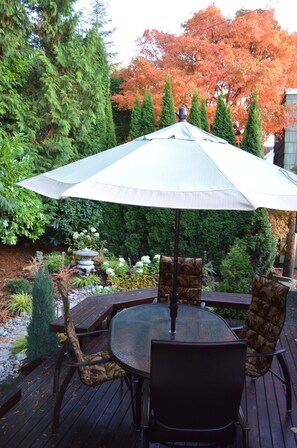 Outdoor dining - Tranquil Lake House near Seattle, Issaquah, Redmond (Sammamish)