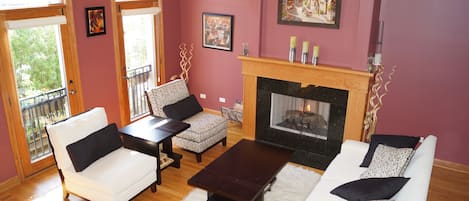 TV connectée, cheminée, lecteur de DVD, jouets