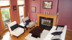 Smart-TV, Kamin, DVD-Player, Kinderspielzeug